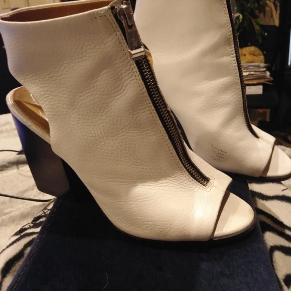 Women White Peeptoe zip Booties 71/2 - Picture 3 of 3